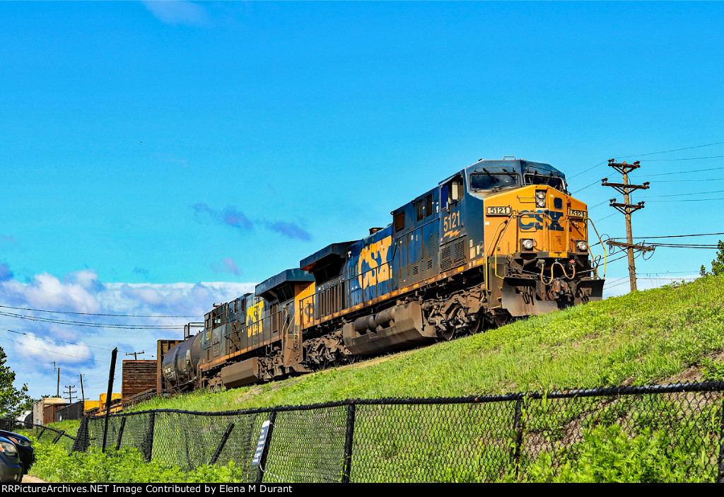 CSX 5121 on M-404